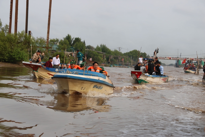 Hàng ngàn người dự lễ hội Nghinh Ông tại Cà Mau chiêm ngưỡng bộ ngọc cốt cá voi 15 tấn - Ảnh 14. Hàng ngàn người dự lễ hội Nghinh Ông tại Cà Mau chiêm ngưỡng bộ ngọc cốt cá voi 15 tấn - Ảnh 14.