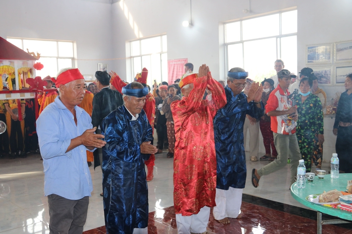 Hàng ngàn người dự lễ hội Nghinh Ông tại Cà Mau chiêm ngưỡng bộ ngọc cốt cá voi 15 tấn - Ảnh 17. Hàng ngàn người dự lễ hội Nghinh Ông tại Cà Mau chiêm ngưỡng bộ ngọc cốt cá voi 15 tấn - Ảnh 17.