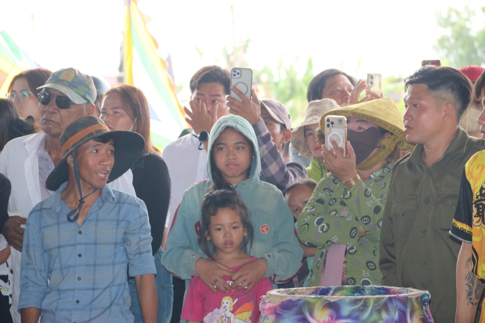 Hàng ngàn người dự lễ hội Nghinh Ông tại Cà Mau chiêm ngưỡng bộ ngọc cốt cá voi 15 tấn - Ảnh 18. Hàng ngàn người dự lễ hội Nghinh Ông tại Cà Mau chiêm ngưỡng bộ ngọc cốt cá voi 15 tấn - Ảnh 18.