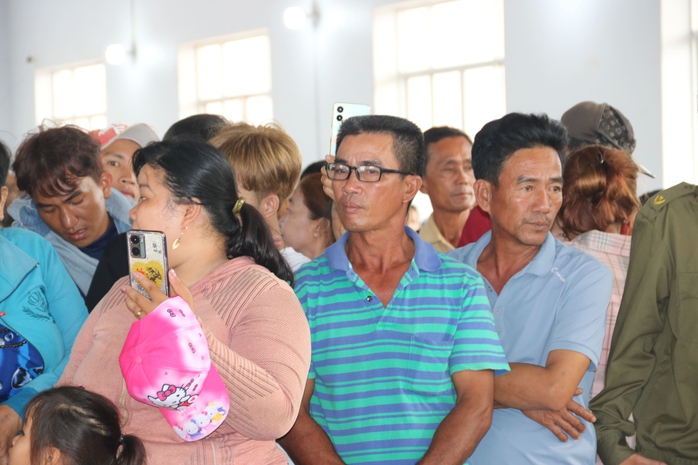 Hàng ngàn người dự lễ hội Nghinh Ông tại Cà Mau chiêm ngưỡng bộ ngọc cốt cá voi 15 tấn - Ảnh 19. Hàng ngàn người dự lễ hội Nghinh Ông tại Cà Mau chiêm ngưỡng bộ ngọc cốt cá voi 15 tấn - Ảnh 19.