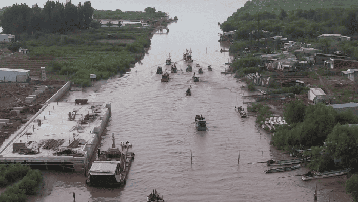 Hàng ngàn người dự lễ hội Nghinh Ông tại Cà Mau chiêm ngưỡng bộ ngọc cốt cá voi 15 tấn - Ảnh 6. Hàng ngàn người dự lễ hội Nghinh Ông tại Cà Mau chiêm ngưỡng bộ ngọc cốt cá voi 15 tấn - Ảnh 6.