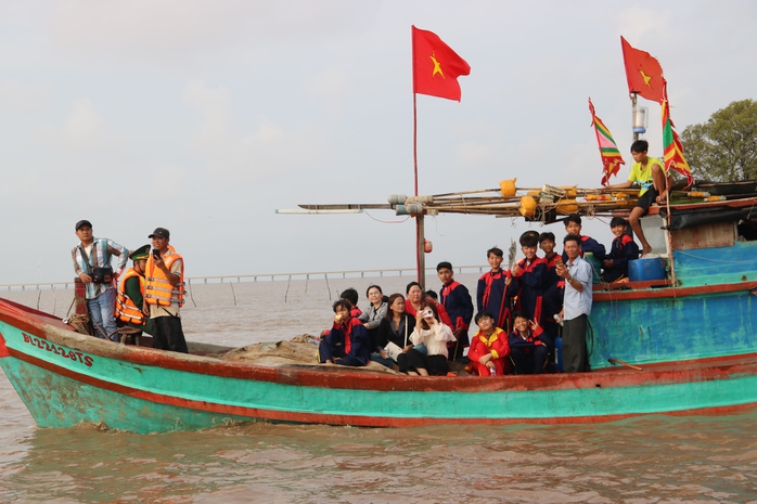 Hàng ngàn người dự lễ hội Nghinh Ông tại Cà Mau chiêm ngưỡng bộ ngọc cốt cá voi 15 tấn - Ảnh 7. Hàng ngàn người dự lễ hội Nghinh Ông tại Cà Mau chiêm ngưỡng bộ ngọc cốt cá voi 15 tấn - Ảnh 7.