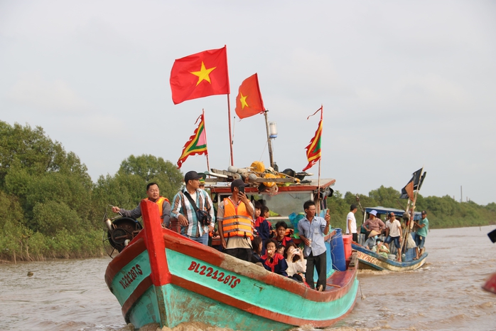 Hàng ngàn người dự lễ hội Nghinh Ông tại Cà Mau chiêm ngưỡng bộ ngọc cốt cá voi 15 tấn - Ảnh 8. Hàng ngàn người dự lễ hội Nghinh Ông tại Cà Mau chiêm ngưỡng bộ ngọc cốt cá voi 15 tấn - Ảnh 8.