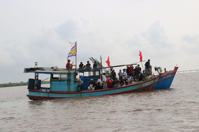 Hàng ngàn người dự lễ hội Nghinh Ông tại Cà Mau chiêm ngưỡng bộ ngọc cốt cá voi 15 tấn - Ảnh 9. Hàng ngàn người dự lễ hội Nghinh Ông tại Cà Mau chiêm ngưỡng bộ ngọc cốt cá voi 15 tấn - Ảnh 9.