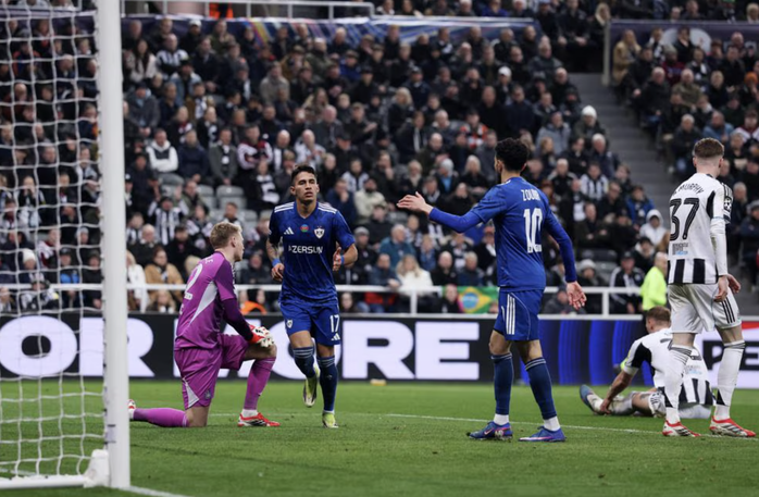 Mưa bàn thắng của Newcastle tiễn Qarabag rời Champions League - Ảnh 3.