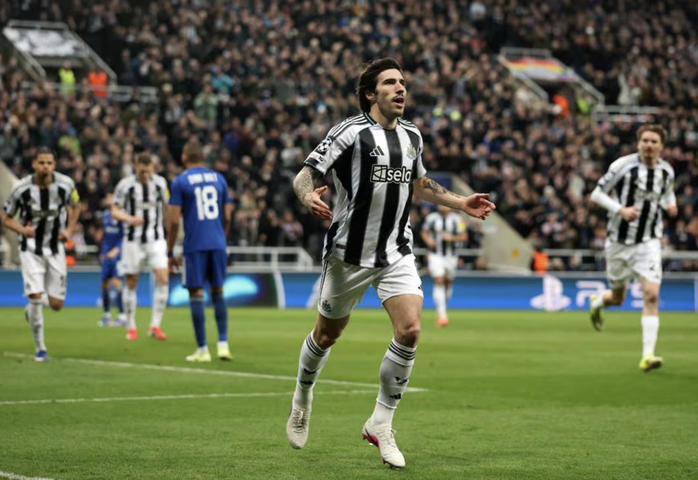 Mưa bàn thắng của Newcastle tiễn Qarabag rời Champions League - Ảnh 1.
