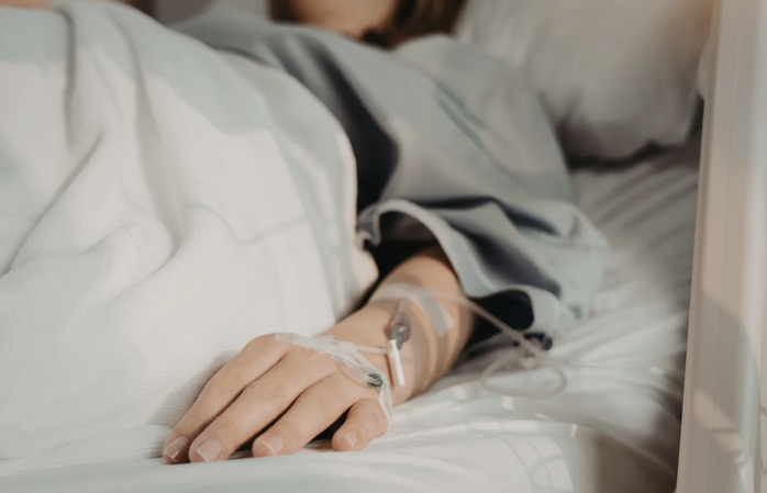 Bệnh nh&acirc;n tử vong sau truyền dịch tại nh&agrave;, nghi sốc phản vệ - Ảnh 1.