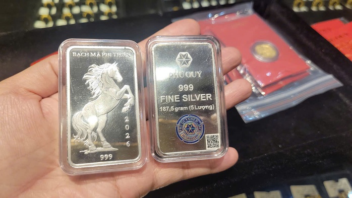 Người dân xếp hàng mua bạc ngựa chờ ngày vía Thần Tài 2026 - Ảnh 3. Người dân xếp hàng mua bạc ngựa chờ ngày vía Thần Tài 2026 - Ảnh 3.