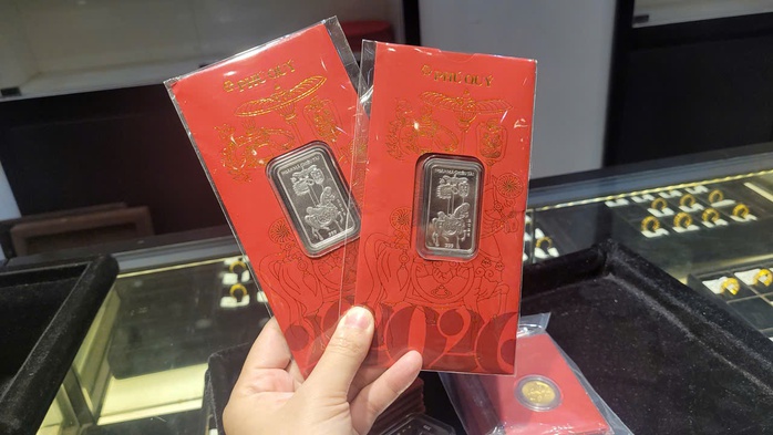 Người dân xếp hàng mua bạc ngựa chờ ngày vía Thần Tài 2026 - Ảnh 6. Người dân xếp hàng mua bạc ngựa chờ ngày vía Thần Tài 2026 - Ảnh 6.