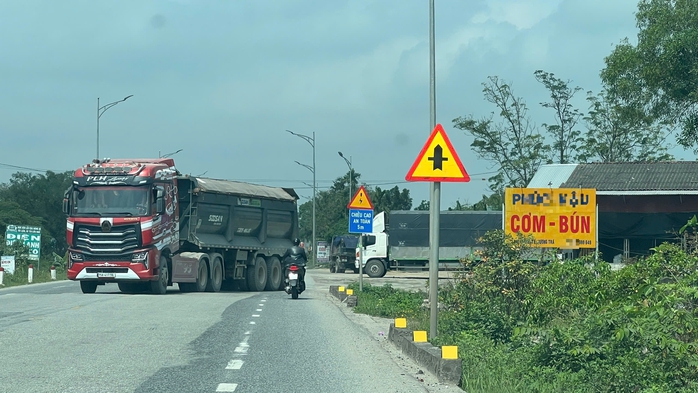 Bị l&aacute;i xe "bốc phốt" v&igrave; "c&oacute; trăng qu&ecirc;n đ&egrave;n", qu&aacute;n ăn ở Huế n&oacute;i g&igrave;? - Ảnh 4.