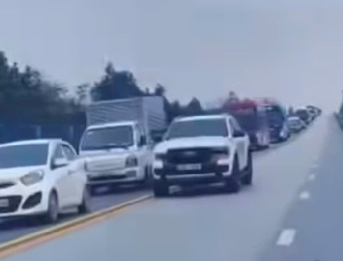 Bất ngờ danh t&iacute;nh t&agrave;i xế b&aacute;n tải đi v&agrave;o l&agrave;n ngược chiều tr&ecirc;n cao tốc - Ảnh 1.