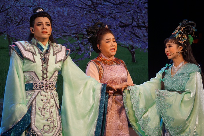 Ch&iacute; Linh, Ho&agrave;ng Hải h&oacute;a th&acirc;n vai nữ, tạo tiếng cười duy&ecirc;n d&aacute;ng trong vở "Kim Ngọc Lương Duy&ecirc;n" - Ảnh 2.