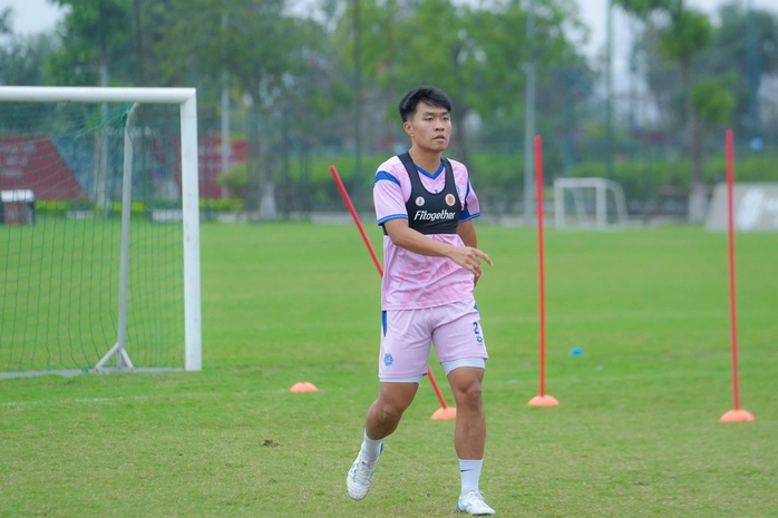 Trung vệ "th&eacute;p" U23 Việt Nam tạm chia tay CLB CAHN - Ảnh 1.