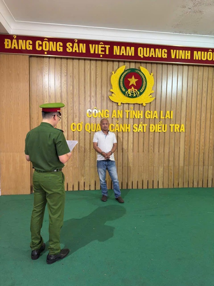 Gia Lai: Bắt tạm giam đối tượng lừa đảo 5,6 tỉ đồng bằng chi&ecirc;u &ldquo;đ&aacute;o hạn ng&acirc;n h&agrave;ng&rdquo; - Ảnh 1.