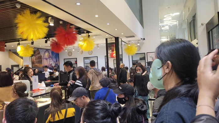 Người dân xếp hàng mua bạc ngựa chờ ngày vía Thần Tài 2026 - Ảnh 1. Người dân xếp hàng mua bạc ngựa chờ ngày vía Thần Tài 2026 - Ảnh 1.