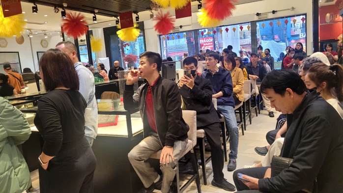 Người dân xếp hàng mua bạc ngựa chờ ngày vía Thần Tài 2026 - Ảnh 4. Người dân xếp hàng mua bạc ngựa chờ ngày vía Thần Tài 2026 - Ảnh 4.