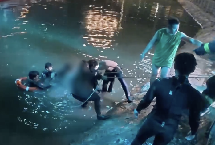 TPHCM: Tìm thấy thi thể 2 người đuối nước trên kênh Tàu Hủ trong điều kiện khó khăn - Ảnh 1. TPHCM: Tìm thấy thi thể 2 người đuối nước trên kênh Tàu Hủ trong điều kiện khó khăn - Ảnh 1.