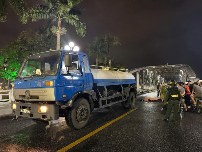 Nam thanh niên mặc áo Grap tử vong sau tai nạn , điều tra nguyên nhân tai nạn - Ảnh 1. Nam thanh niên mặc áo Grap tử vong sau tai nạn , điều tra nguyên nhân tai nạn - Ảnh 1.