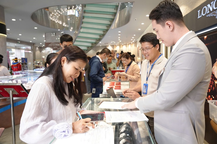 Gi&aacute; v&agrave;ng miếng ng&agrave;y v&iacute;a Thần T&agrave;i 2026 tăng cao , C&ocirc;ng ty v&agrave;ng mở cửa sớm - Ảnh 2.