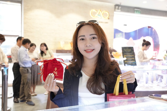 Gi&aacute; v&agrave;ng miếng ng&agrave;y v&iacute;a Thần T&agrave;i 2026 tăng cao , C&ocirc;ng ty v&agrave;ng mở cửa sớm - Ảnh 3.