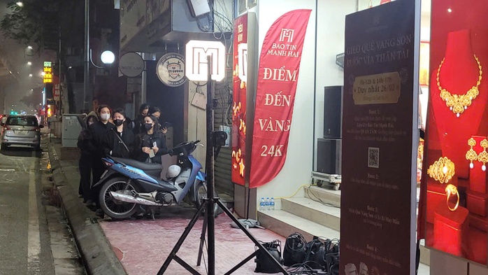 Xếp hàng từ nửa đêm mua vàng ngày vía Thần Tài 2026 - Ảnh 4. Xếp hàng từ nửa đêm mua vàng ngày vía Thần Tài 2026 - Ảnh 4.