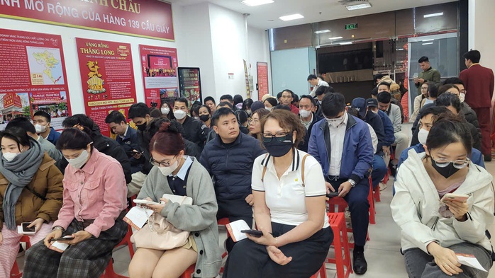 Xếp hàng từ nửa đêm mua vàng ngày vía Thần Tài 2026 - Ảnh 3. Xếp hàng từ nửa đêm mua vàng ngày vía Thần Tài 2026 - Ảnh 3.