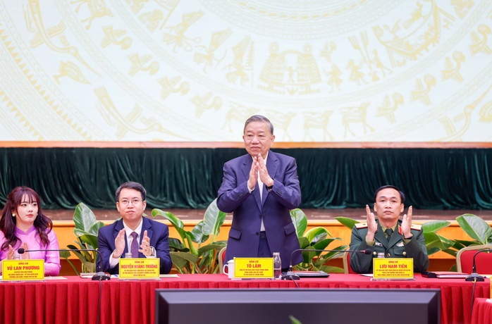 Tổng Bí thư Tô Lâm tham gia Hội nghị cử tri ứng cử đại biểu Quốc hội khóa XVI - Ảnh 2. Tổng Bí thư Tô Lâm tham gia Hội nghị cử tri ứng cử đại biểu Quốc hội khóa XVI - Ảnh 2.