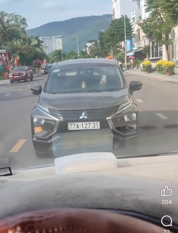 Clip &ocirc; t&ocirc; dừng &aacute;n ngữ l&agrave;n ngược chiều giữa phố biển Quy Nhơn g&acirc;y bức x&uacute;c - Ảnh 1.