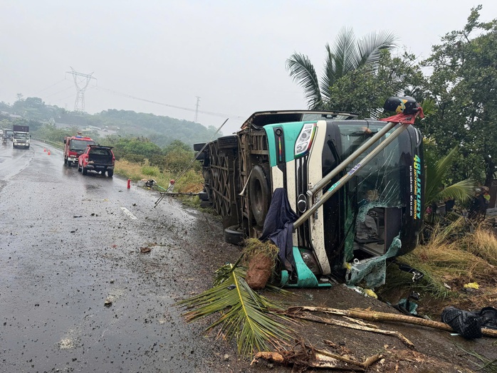 Lật xe khách ở Đồng Nai 2026 khiến 1 người chết và 2 người bị thương - Ảnh 1.