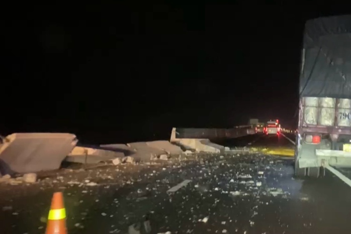 Tuyến cao tốc Phan Thiết - Dầu Giây tê liệt rạng sáng vì 3 vụ va chạm liên hoàn - Ảnh 1.