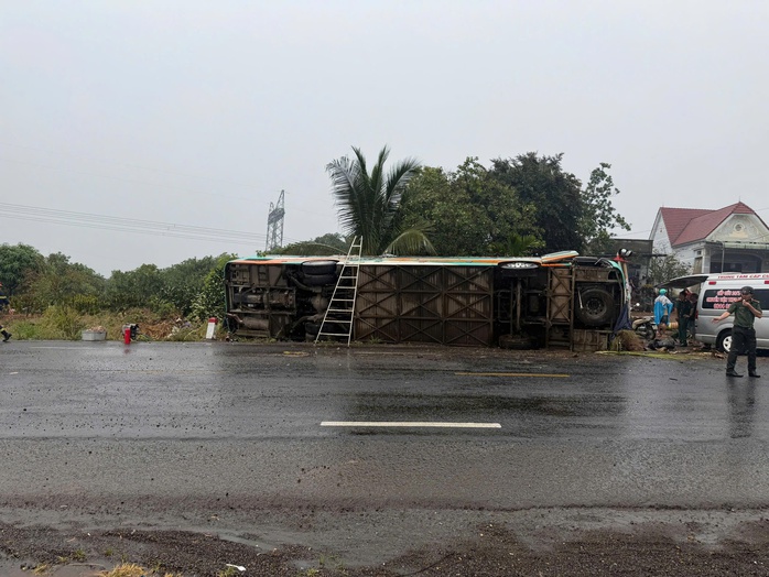 Lật xe khách ở Đồng Nai 2026 khiến 1 người chết và 2 người bị thương - Ảnh 2.