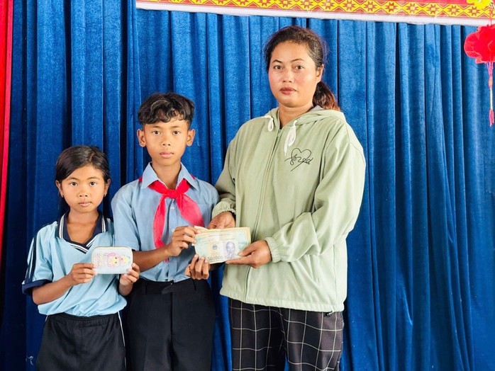 Nhặt được hơn 9 triệu đồng, 2 học sinh ở Gia Lai trả lại người đánh rơi - Ảnh 1. Nhặt được hơn 9 triệu đồng, 2 học sinh ở Gia Lai trả lại người đánh rơi - Ảnh 1.