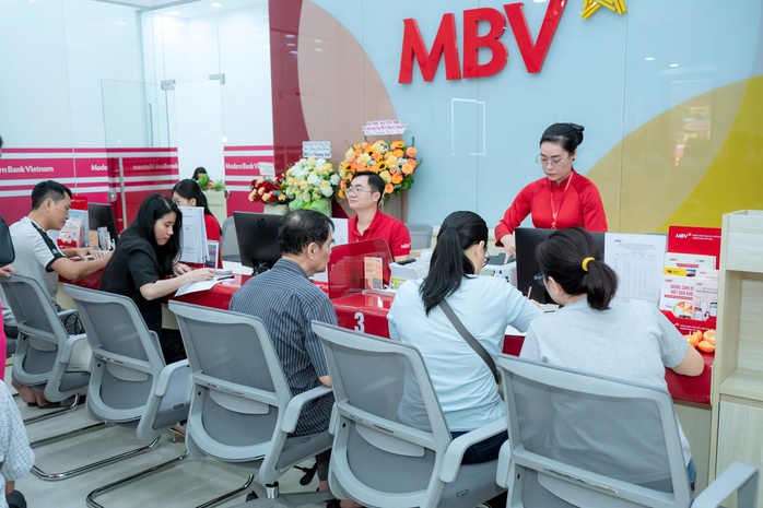 Khách đua gửi tiết kiệm nhận vàng và tiền mặt hấp dẫn - Ảnh 4. Khách đua gửi tiết kiệm nhận vàng và tiền mặt hấp dẫn - Ảnh 4.