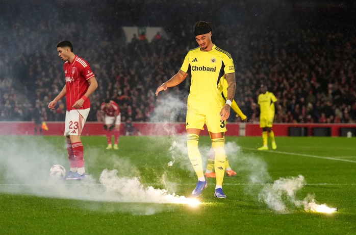 Hỗn loạn “phút mở màn” cuộc so tài ở Europa League - Ảnh 1.