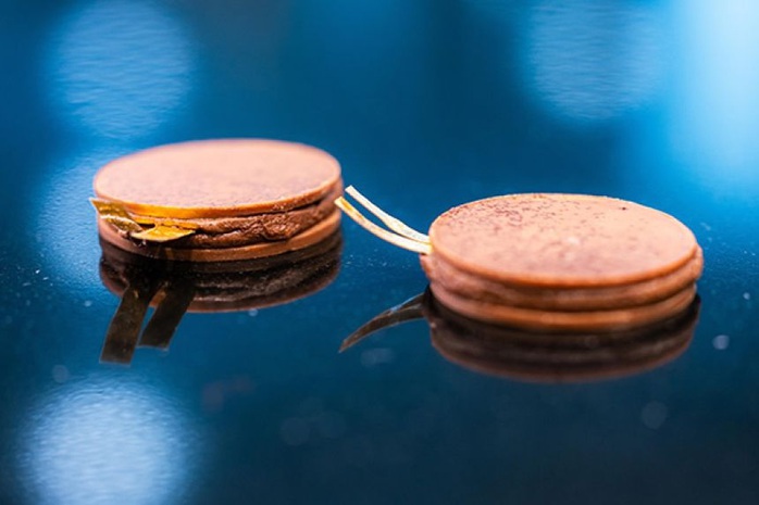  Bánh kem có gấu kẹo dẻo biết nhảy, pin ăn được - Ảnh 4.