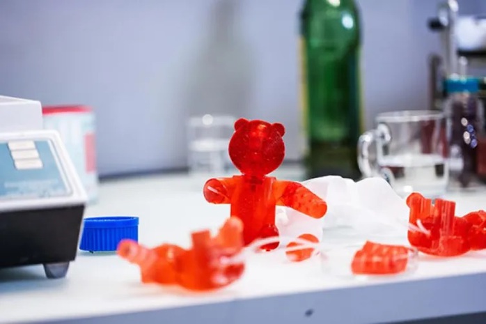  Bánh kem có gấu kẹo dẻo biết nhảy, pin ăn được - Ảnh 2.