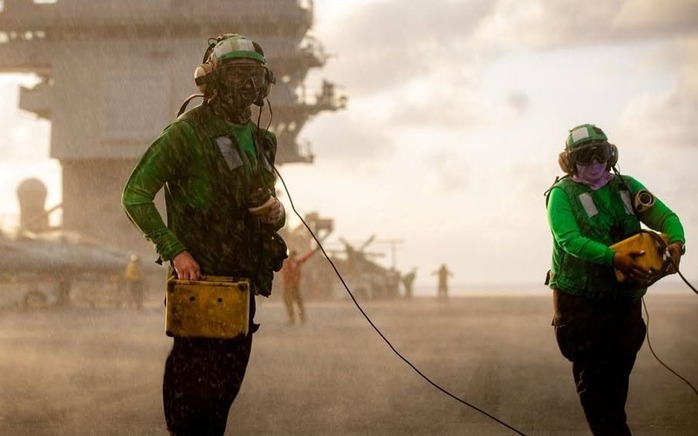 Chiến hạm Mỹ lớn nhất thế giới gặp sự cố hy hữu khi đang hướng tới Iran - Ảnh 1. Chiến hạm lớn nhất thế giới của Mỹ gặp sự cố hy hữu khi đang hướng tới Iran - Ảnh 1.