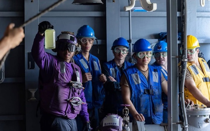 Chiến hạm Mỹ lớn nhất thế giới gặp sự cố hy hữu khi đang hướng tới Iran - Ảnh 2. Chiến hạm lớn nhất thế giới của Mỹ gặp sự cố hy hữu khi đang hướng tới Iran - Ảnh 2.