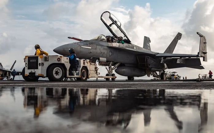 Chiến hạm Mỹ lớn nhất thế giới gặp sự cố hy hữu khi đang hướng tới Iran - Ảnh 3. Chiến hạm lớn nhất thế giới của Mỹ gặp sự cố hy hữu khi đang hướng tới Iran - Ảnh 3.