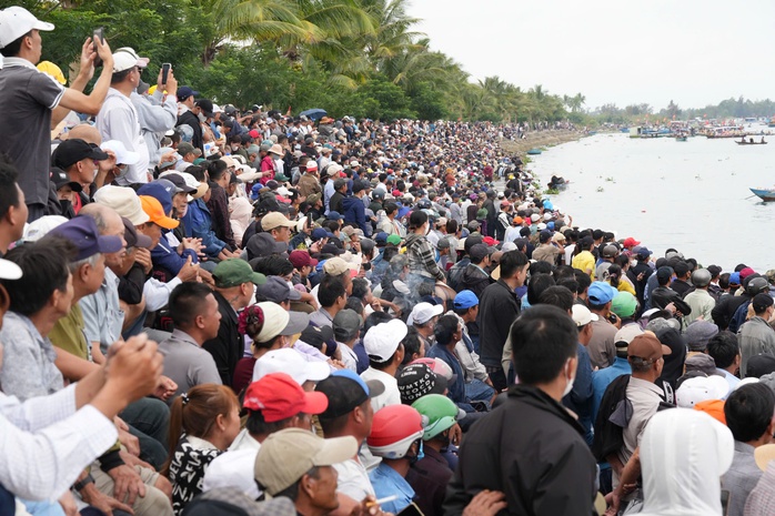 H&agrave;ng ng&agrave;n người d&acirc;n Đ&agrave; Nẵng cổ vũ giải đua thuyền truyền thống C&uacute;p FVG 2026 - Ảnh 2.