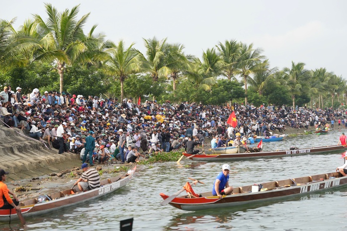 H&agrave;ng ng&agrave;n người d&acirc;n Đ&agrave; Nẵng cổ vũ giải đua thuyền truyền thống C&uacute;p FVG 2026 - Ảnh 1.