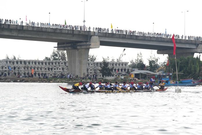 H&agrave;ng ng&agrave;n người d&acirc;n Đ&agrave; Nẵng cổ vũ giải đua thuyền truyền thống C&uacute;p FVG 2026 - Ảnh 10.