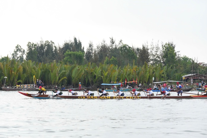 H&agrave;ng ng&agrave;n người d&acirc;n Đ&agrave; Nẵng cổ vũ giải đua thuyền truyền thống C&uacute;p FVG 2026 - Ảnh 8.