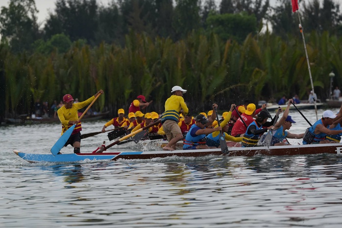 H&agrave;ng ng&agrave;n người d&acirc;n Đ&agrave; Nẵng cổ vũ giải đua thuyền truyền thống C&uacute;p FVG 2026 - Ảnh 7.
