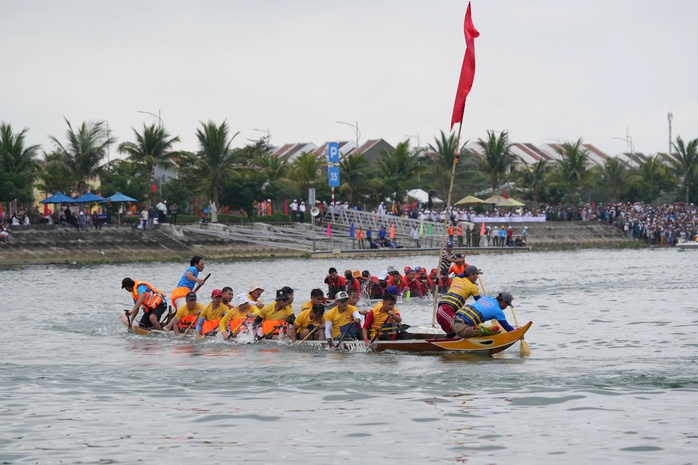 H&agrave;ng ng&agrave;n người d&acirc;n Đ&agrave; Nẵng cổ vũ giải đua thuyền truyền thống C&uacute;p FVG 2026 - Ảnh 9.