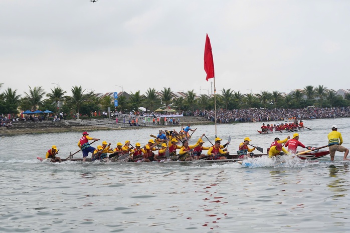 H&agrave;ng ng&agrave;n người d&acirc;n Đ&agrave; Nẵng cổ vũ giải đua thuyền truyền thống C&uacute;p FVG 2026 - Ảnh 4.