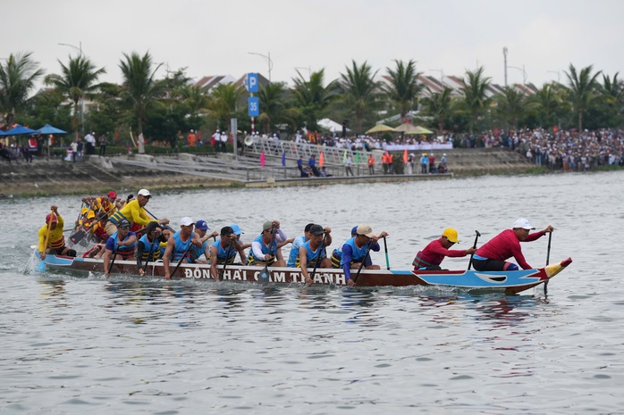 H&agrave;ng ng&agrave;n người d&acirc;n Đ&agrave; Nẵng cổ vũ giải đua thuyền truyền thống C&uacute;p FVG 2026 - Ảnh 5.