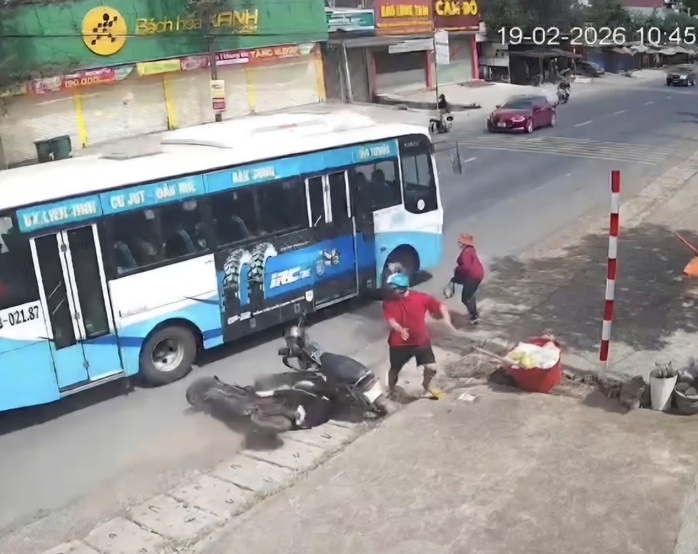 Tài xế xe buýt không biết tông học sinh: Diễn biến mới vụ tai nạn tại Đắk Lắk - Ảnh 1. Tài xế xe buýt không biết tông học sinh: Diễn biến mới vụ tai nạn tại Đắk Lắk - Ảnh 1.