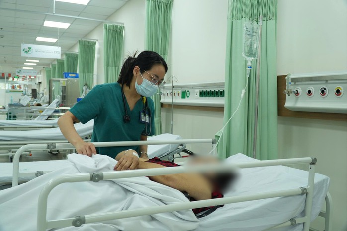 Bệnh viện Qu&acirc;n y 175 tiếp nhận 6 ca nghi ngộ độc thực phẩm sau khi ăn b&aacute;nh m&igrave; - Ảnh 1.