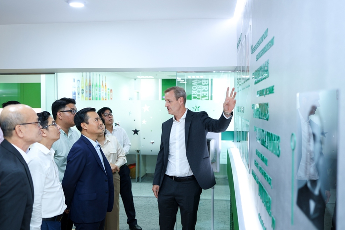 Lãnh đạo TPHCM thăm HEINEKEN Việt Nam chúc mừng năm mới 2026 - Ảnh 2. Lãnh đạo TPHCM thăm HEINEKEN Việt Nam chúc mừng năm mới 2026 - Ảnh 2.